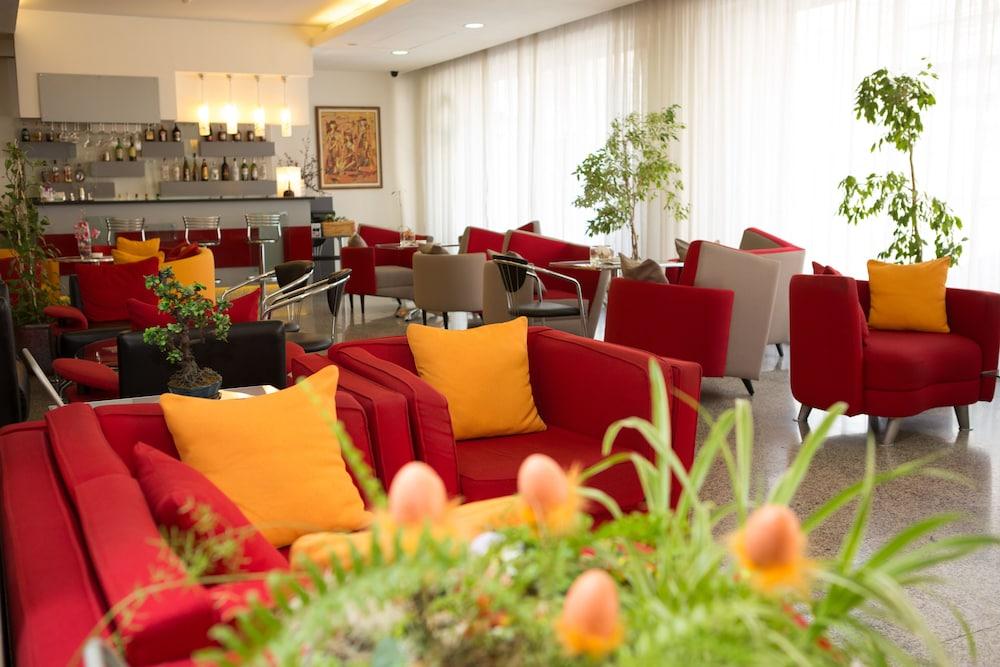 יירבאן Europe Hotel מראה חיצוני תמונה