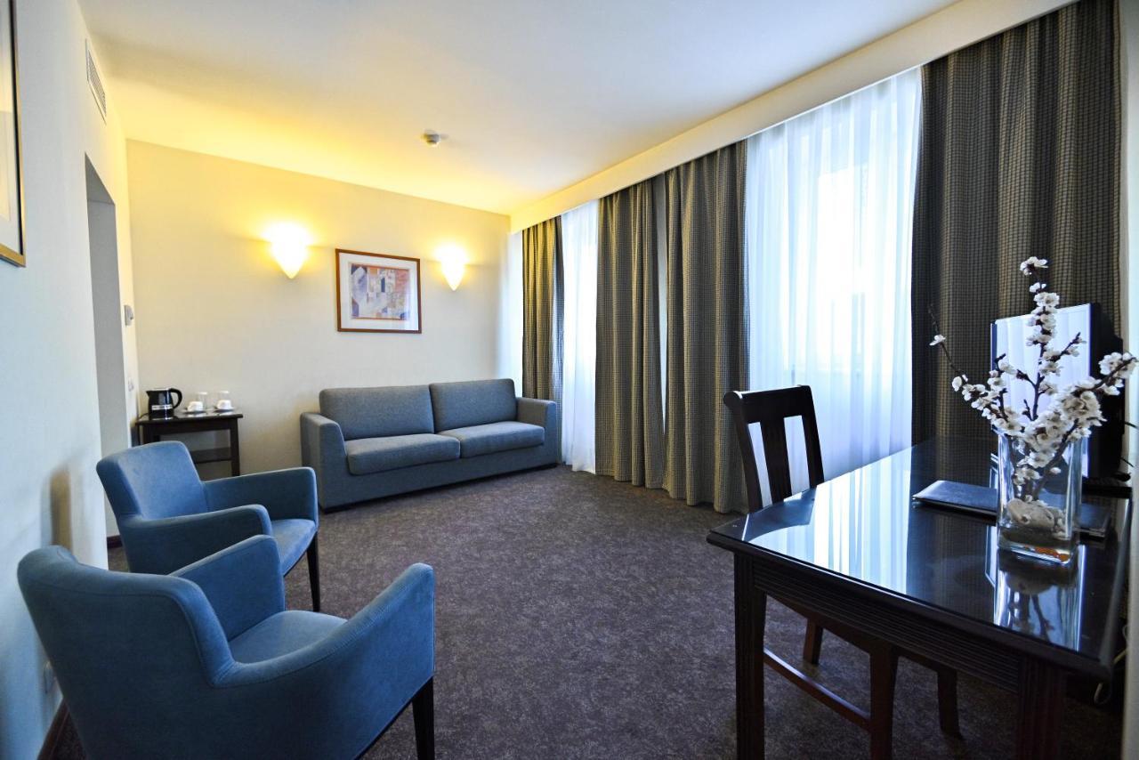יירבאן Europe Hotel מראה חיצוני תמונה