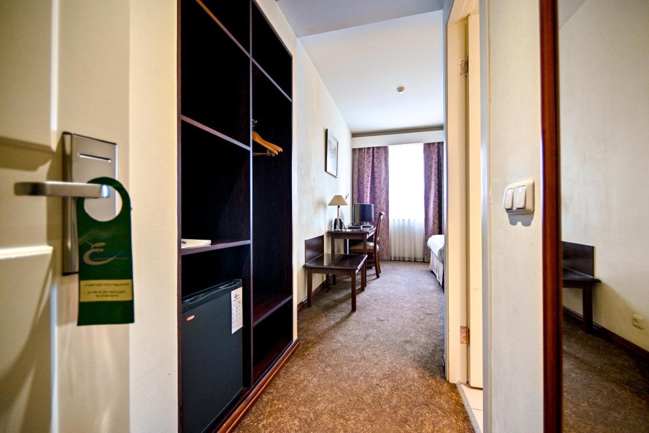 יירבאן Europe Hotel מראה חיצוני תמונה